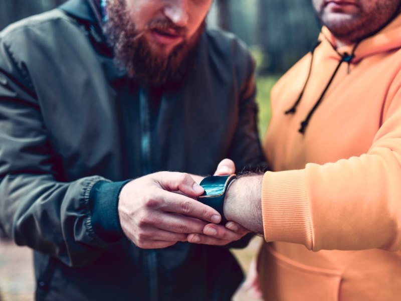 Männern mit Smartwatch am Arm