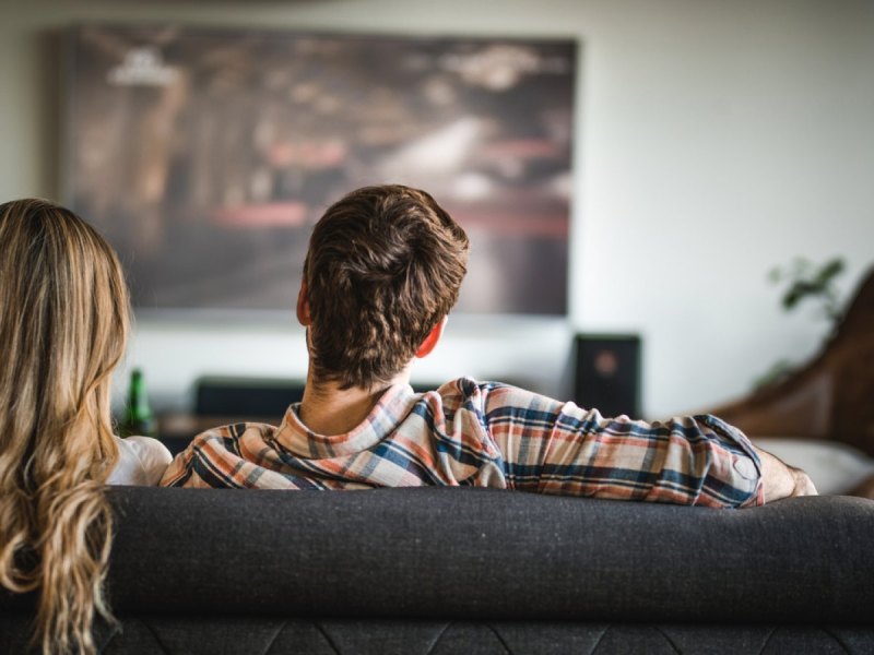 Menschen vor einem Fernseher