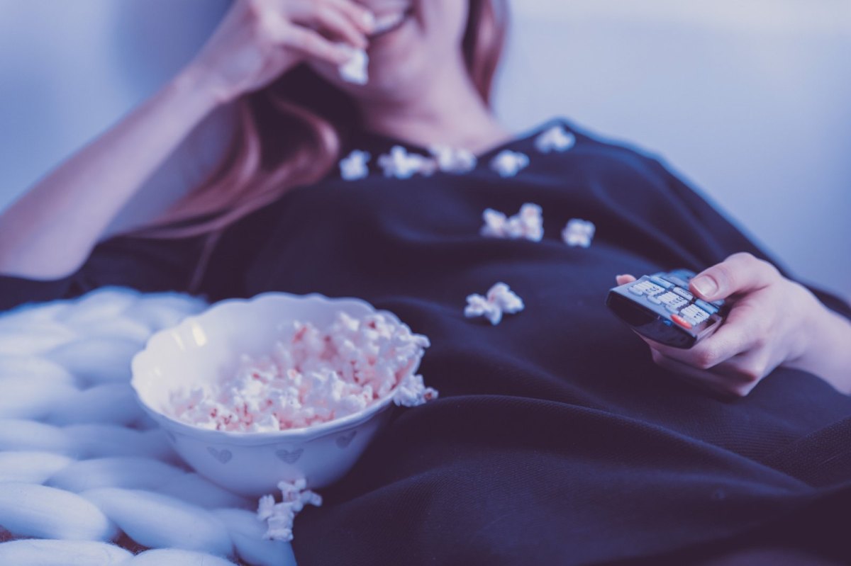 Frau mit Popcorn