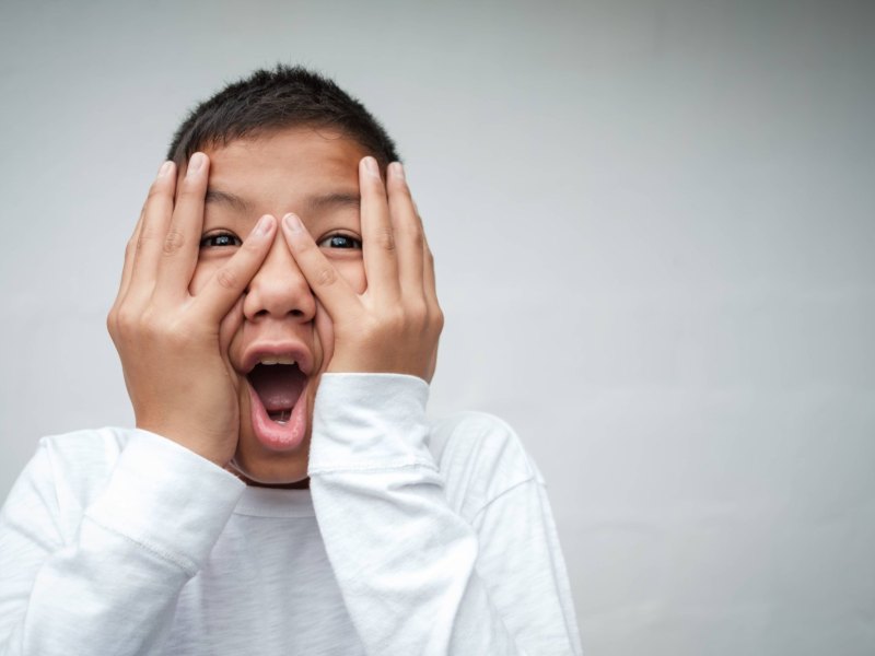 Mann hält sich vor Stress die Hände ins Gesicht