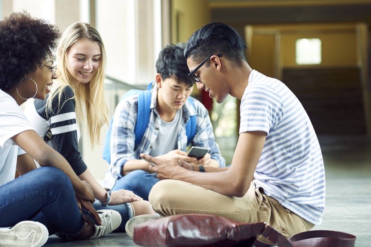 Studenten mit Smartphones