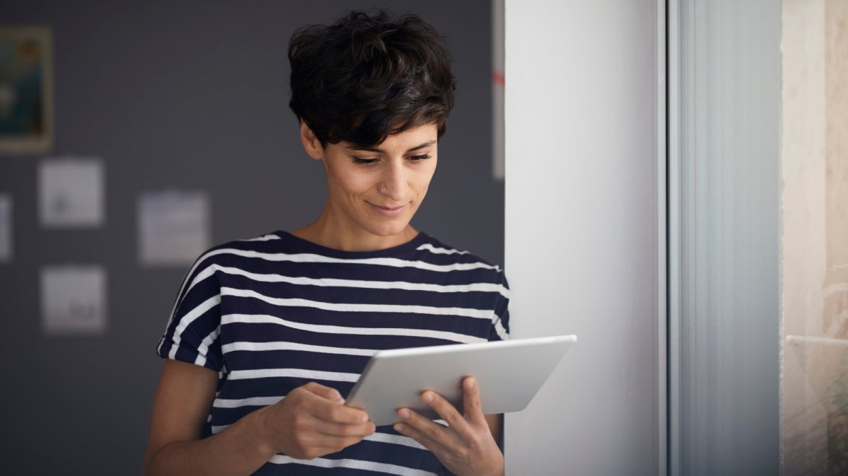 Frau mit Tablet