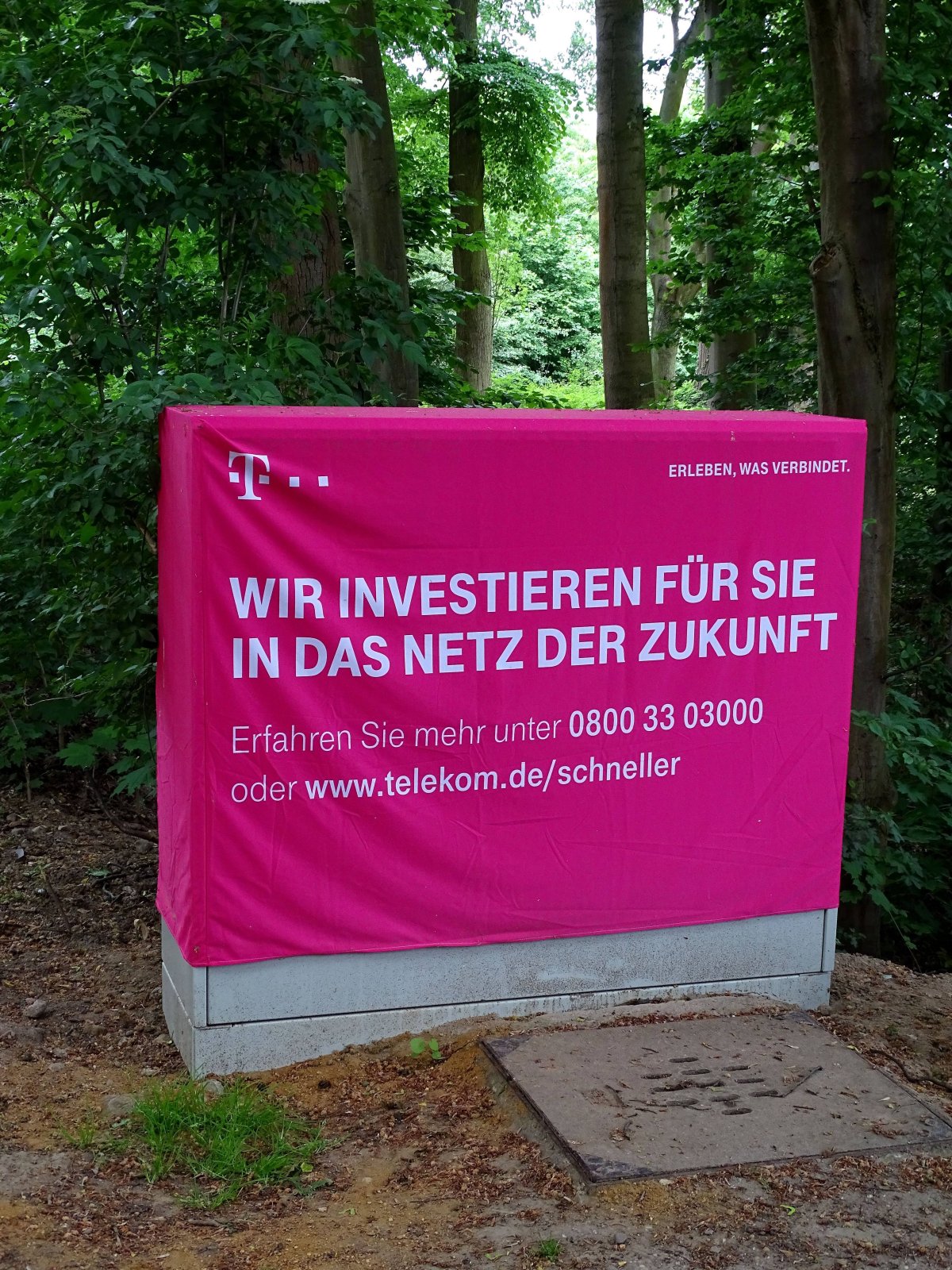 Werbeplakat der Telekom auf einem Stromkasten