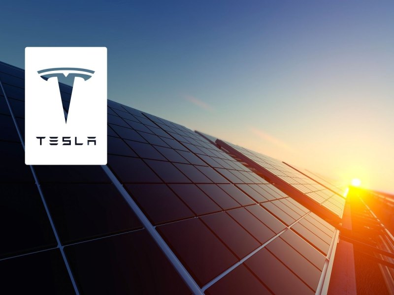 Solarpanels und das Tesla-Logo