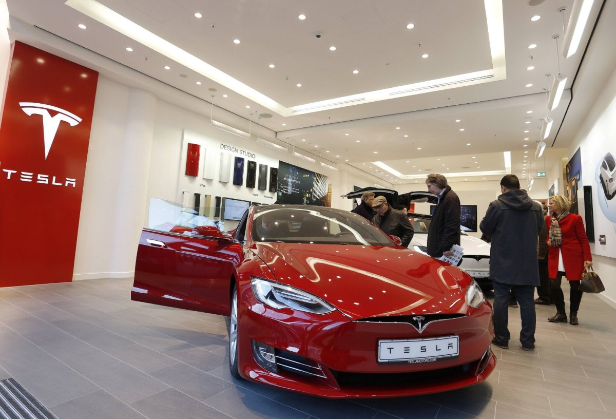 Roter Tesla in einem Tesla Store