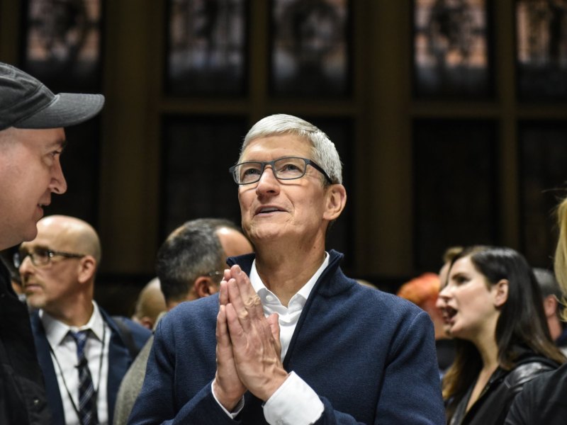 Tim Cook hält auf einer Apple-Event die Hände betend.