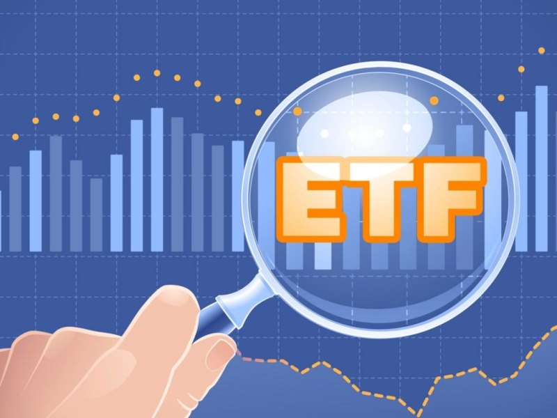 ETF-Schriftzug unter einer Lupe