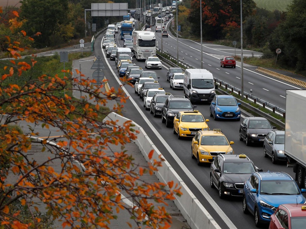 Taxis im Stau auf Prager Straße zum Flughafen