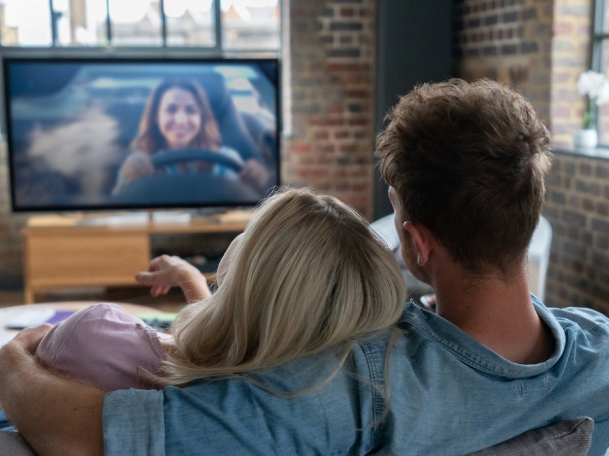 Paar vor dem TV.