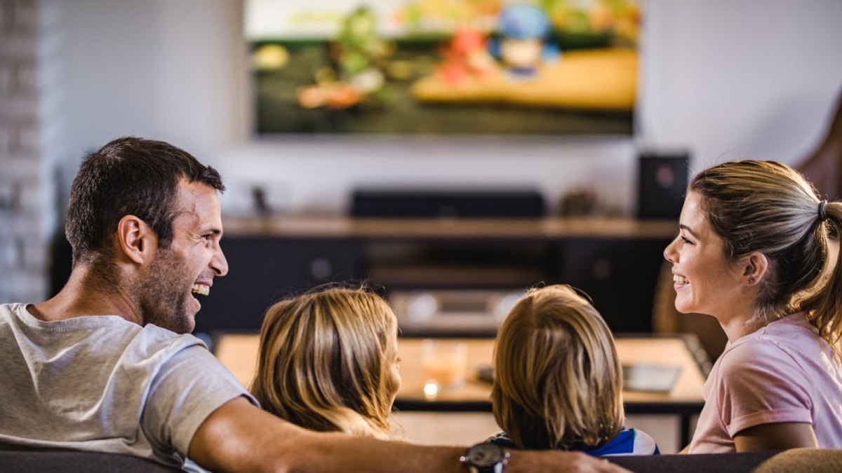 Familie vor dem TV.