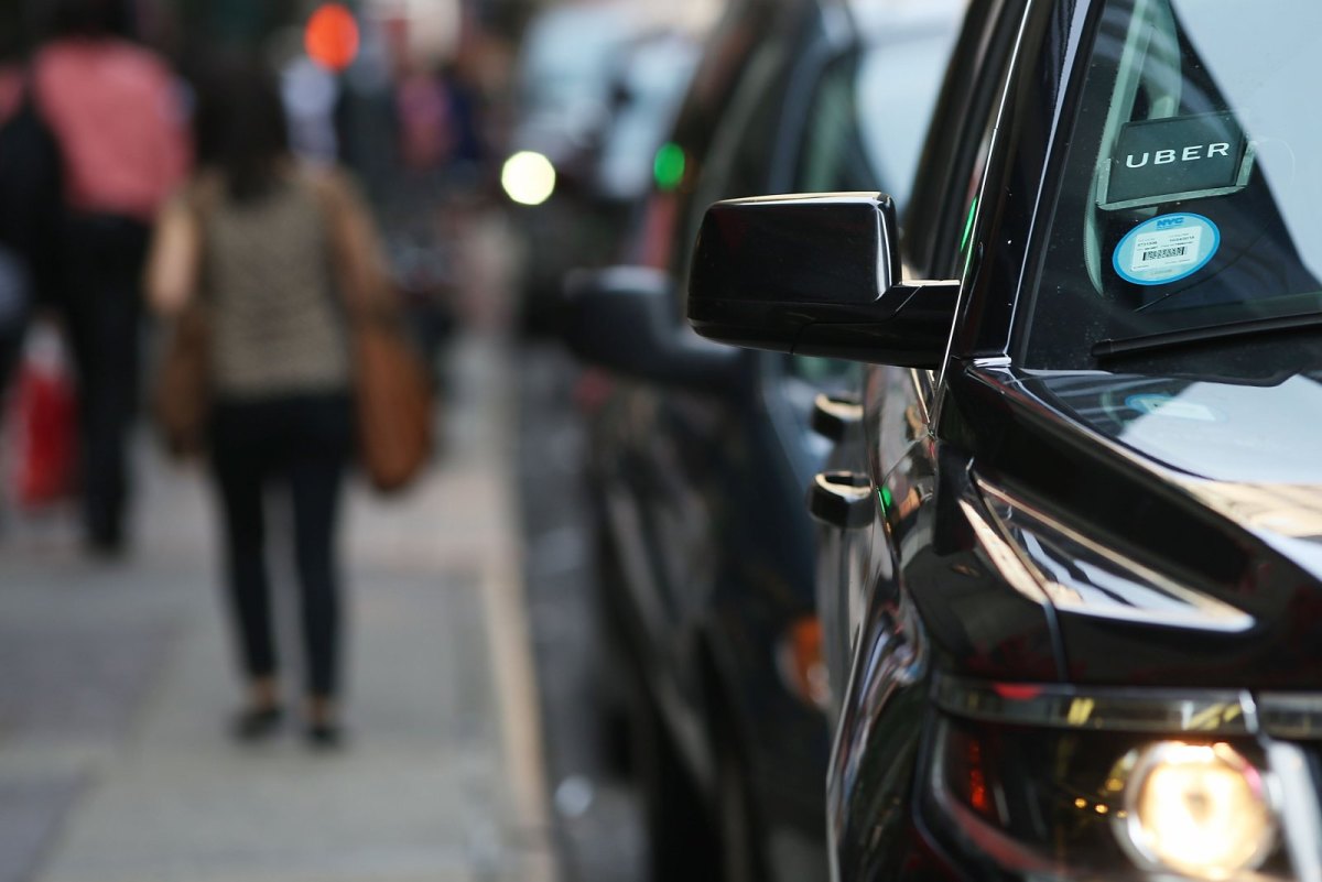 Geparktes Auto mit "Uber"-Logo auf der Windschutzscheibe