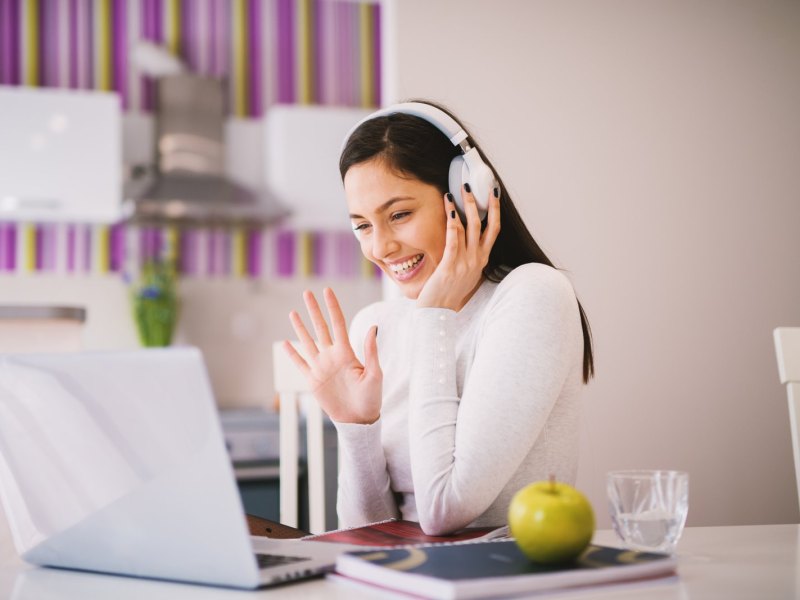 Frau spricht über Video-Chat.