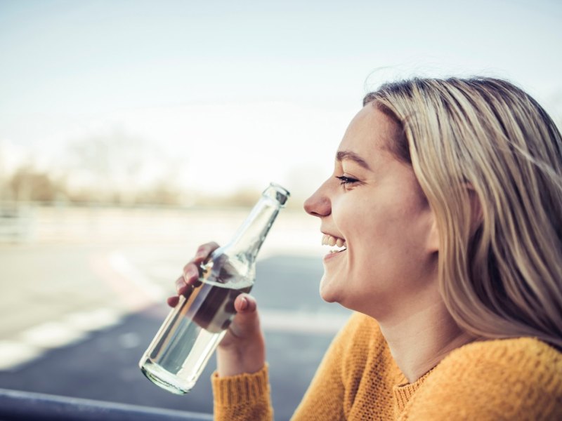 Frau mit Wasserflasche