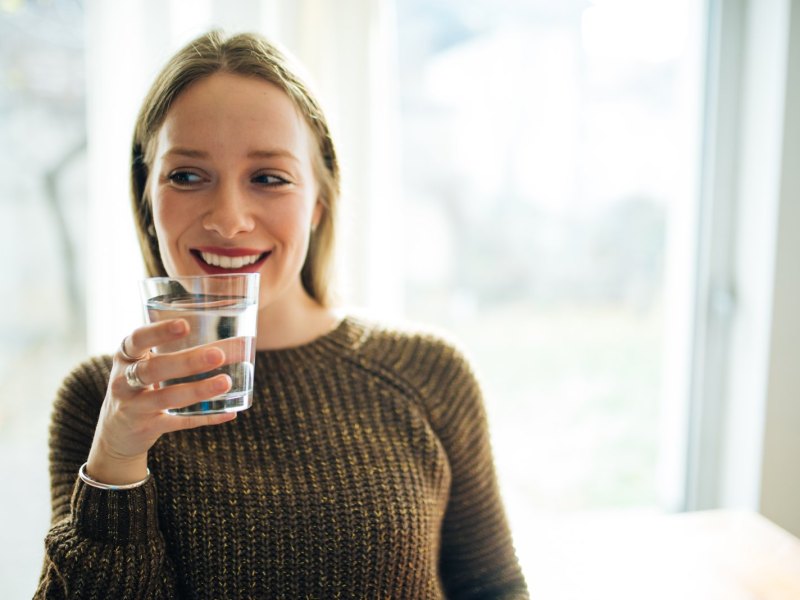 Frau mit Wasserglas.