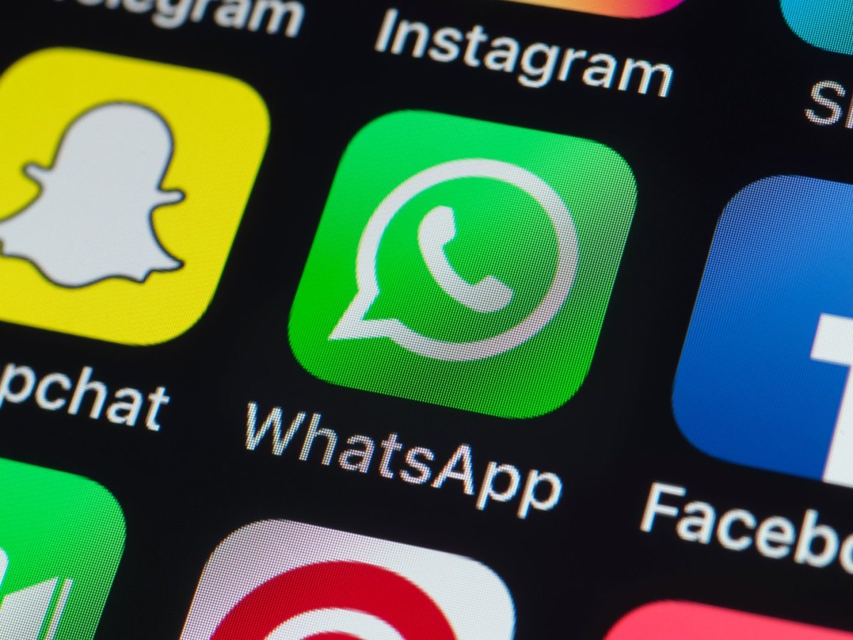 WhatsApp-Logo auf einem Smartphone