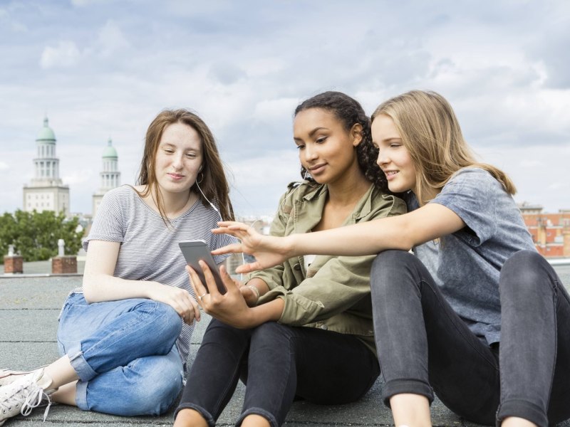 Jugendliche mit Smartphones.