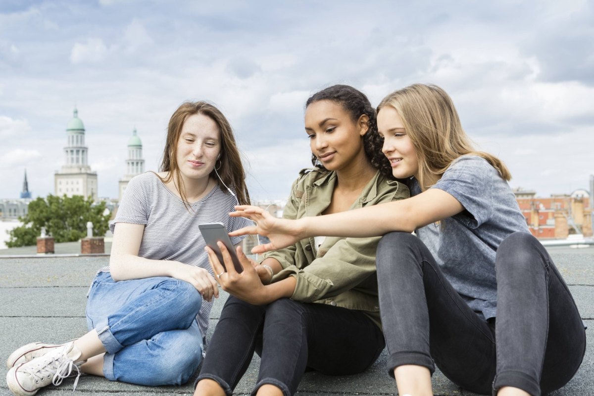 Jugendliche mit Smartphones.