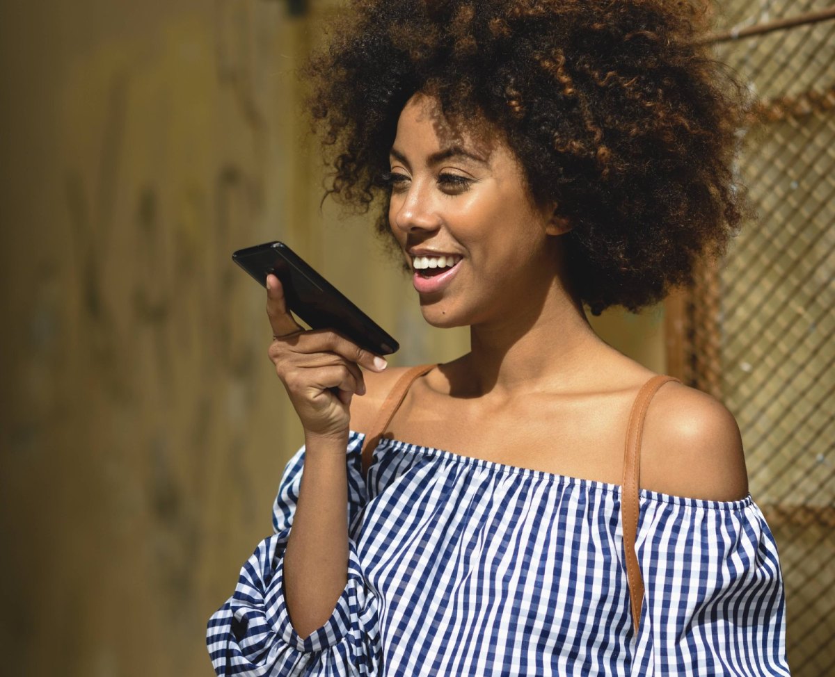 Frau macht eine Sprachaufnahme mit dem Smartphone