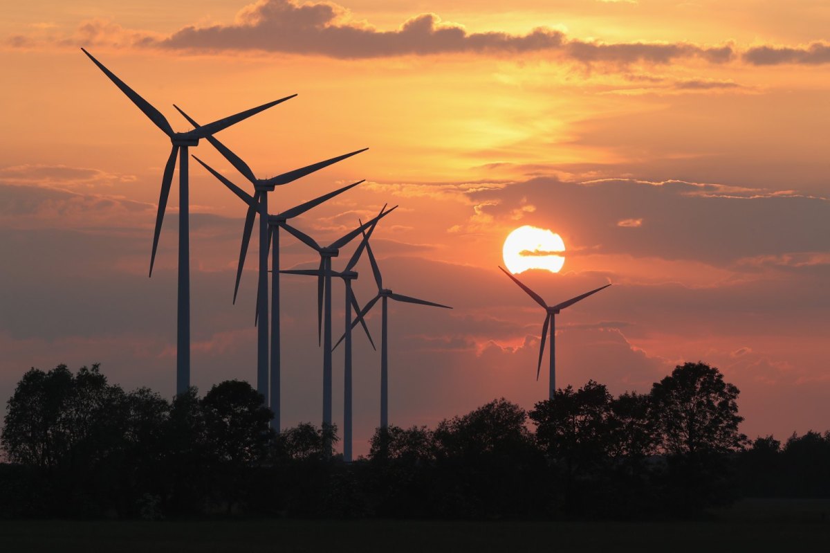 Windräder vor einem Sonnenuntergang