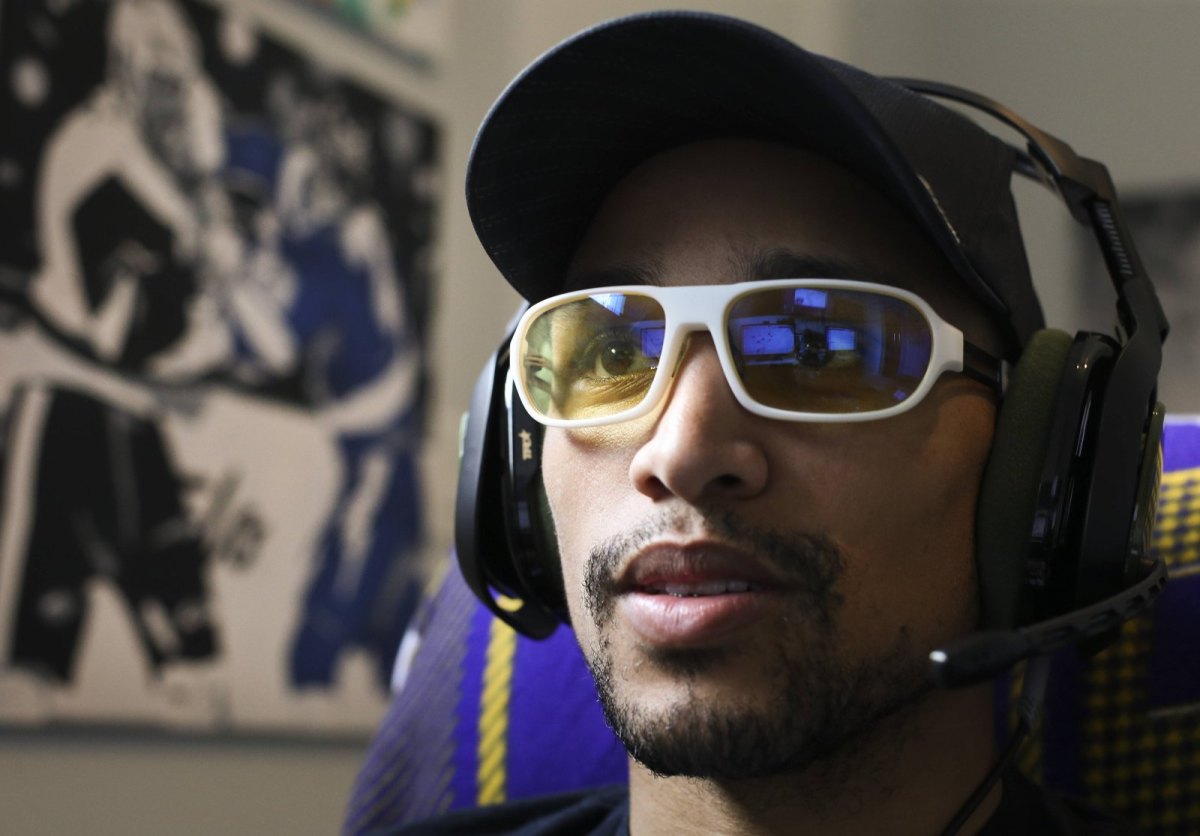 Mann mit Brille und Headset starrt auf Bildschirm