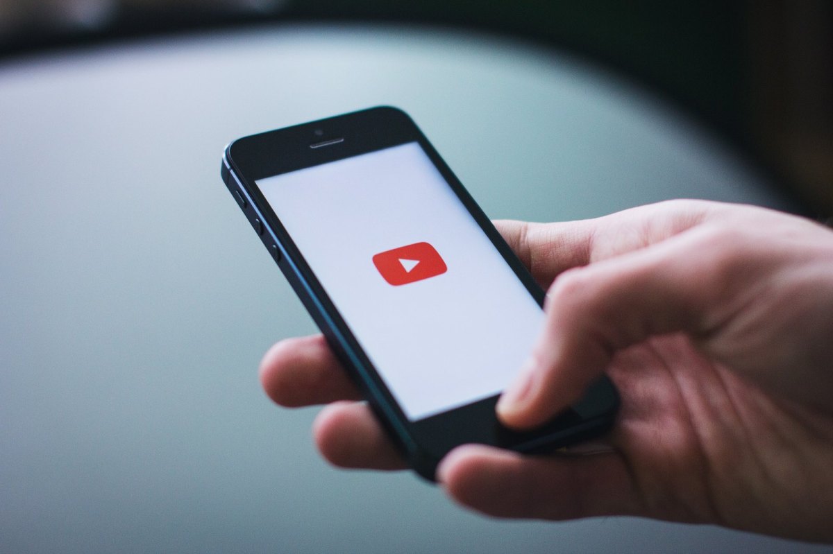 Smartphone mit YouTube-App