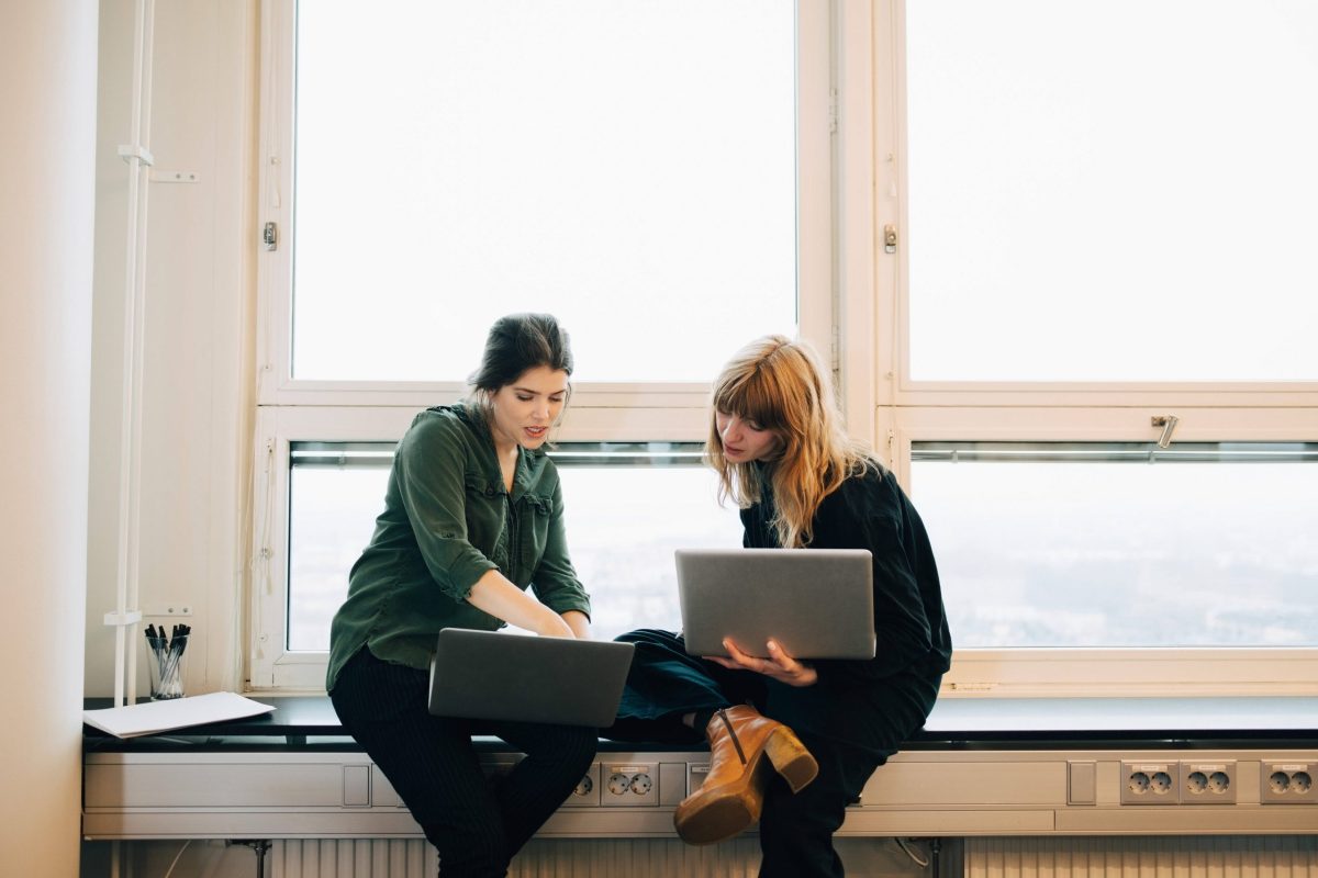 Frauen mit Laptops