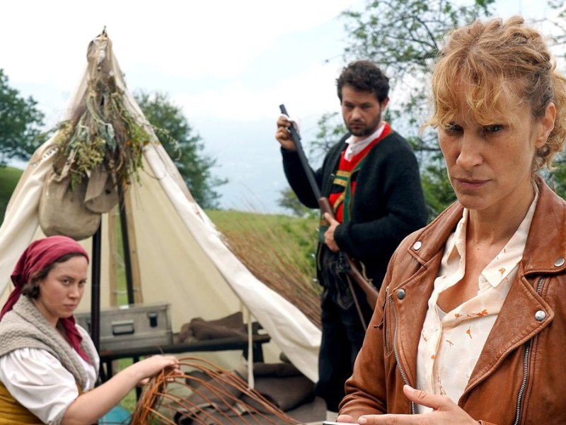 "Der Bozen-Krimi: Mord am Penser Joch": Kommissarin Schwarz (Chiara Schoras) vernimmt das Ehepaar Monika (Katharina Haudum) und Matthias Frank (David Tobias Schneider).. © ARD Degeto/Hans-Joachim Pfeiffer