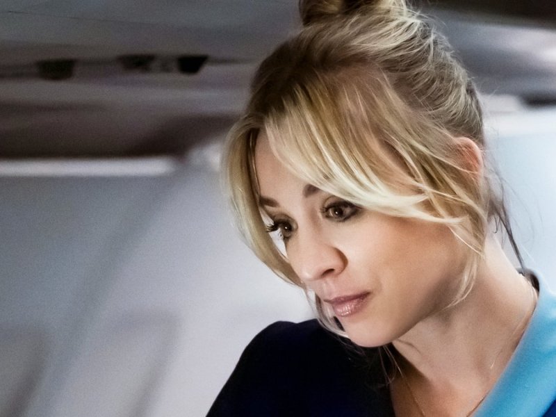 Flugbegleiterin wird Ermittlerin: Kaley Cuoco als Cassie will ihre Unschuld beweisen.. © 2020 WarnerMedia Direct