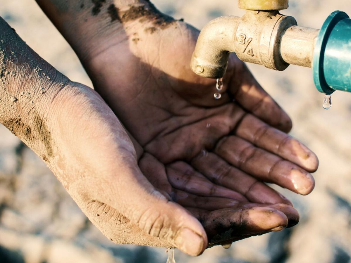 Trockene Hände unter einem Wasserhahn