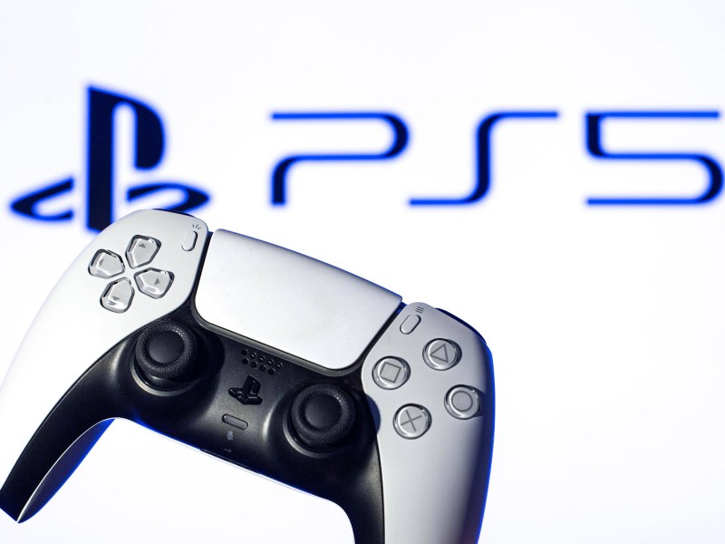 PS5 Controller vor PS5 LOGO