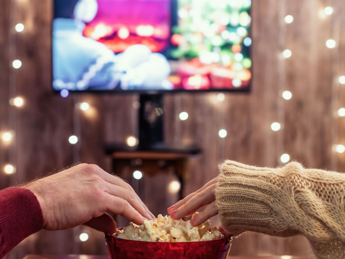 Zwei Menschen vor dem TV.