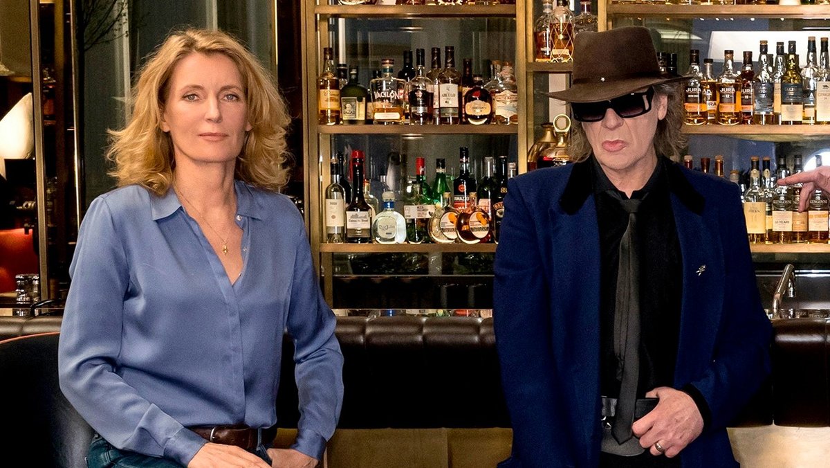 Schauspielerin Maria Furtwängler und Musiker Udo Lindenberg bei den Dreharbeiten zum gemeinsamen "Tatort: Alles kommt zurück".. © NDR/Frizzi Kurkhaus