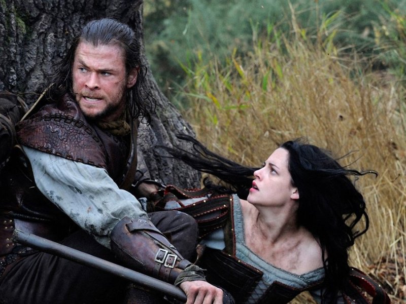 "Snow White & the Huntsman": Eric (Chris Hemsworth) ist von Snow Whites (Kirsten Stewart) Tapferkeit beeindruckt.. © RTL / © 2012 Universal Studios