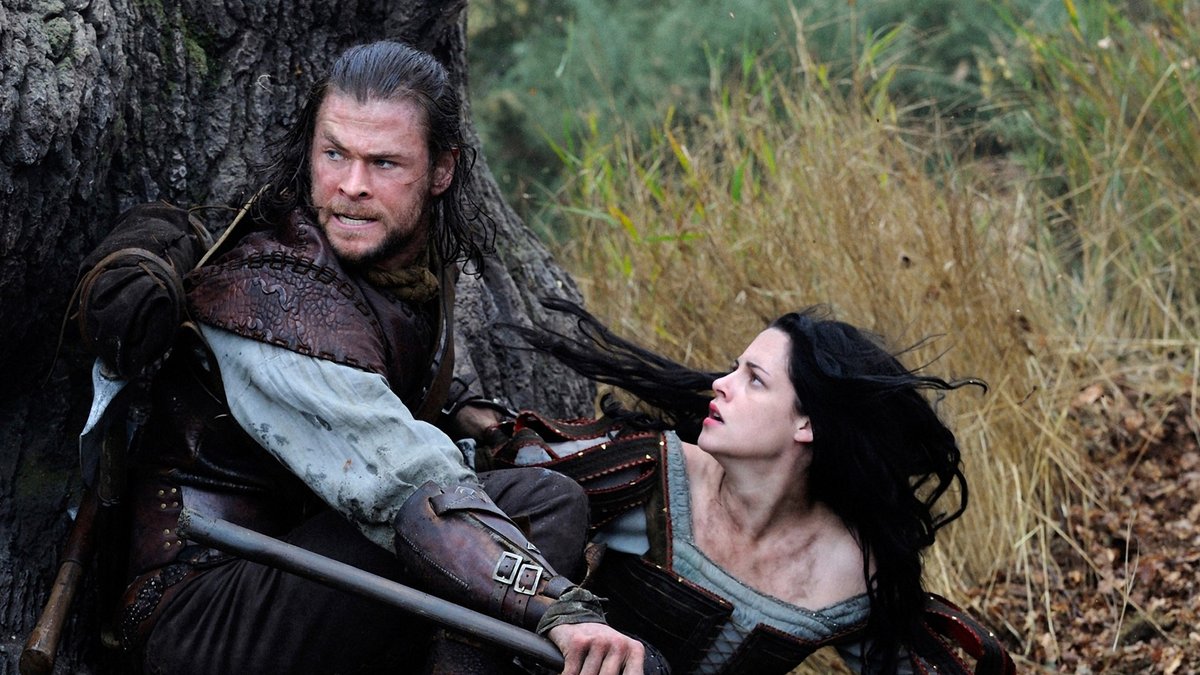 "Snow White & the Huntsman": Eric (Chris Hemsworth) ist von Snow Whites (Kirsten Stewart) Tapferkeit beeindruckt.. © RTL / © 2012 Universal Studios