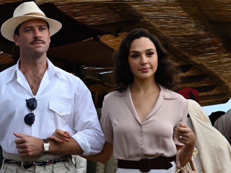 Armie Hammer (l.) und Gal Gadot sind zwei der Stars von "Tod auf dem Nil".. © © 2020 Twentieth Century Fox Film Corporation. All Rights Reserved.