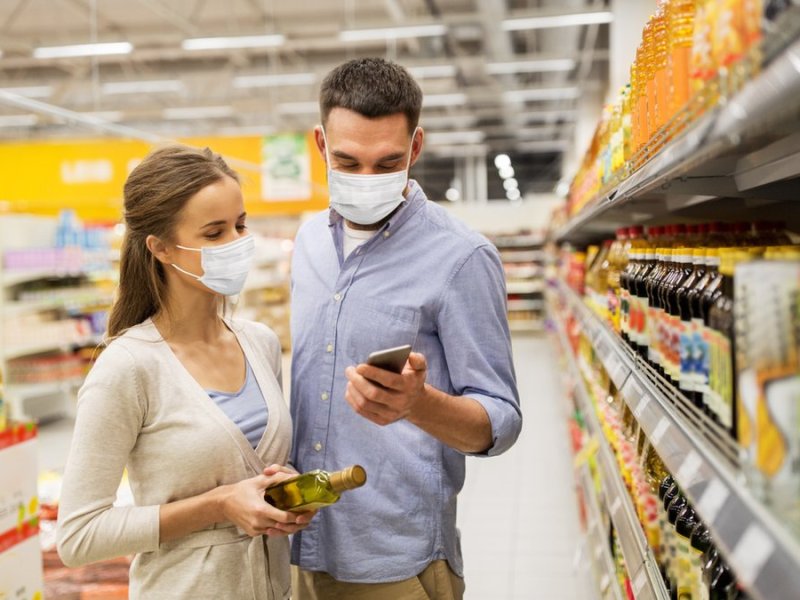 Apps können im Supermarkt helfen.. © Syda Productions/Shutterstock.com