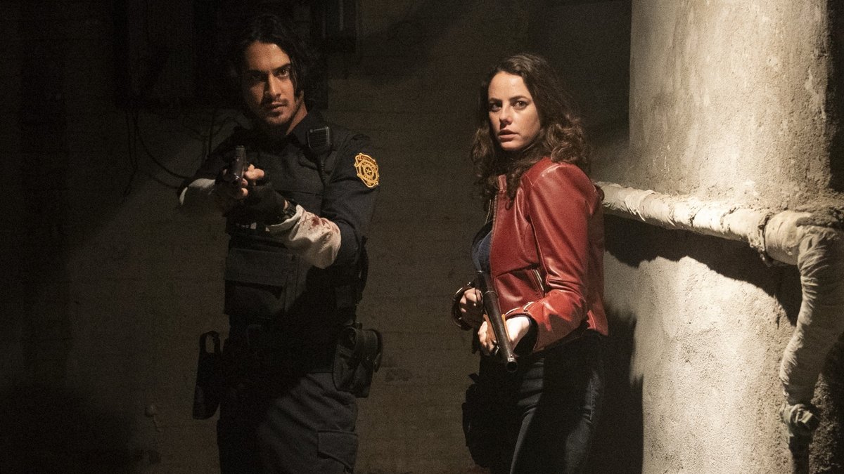 Leon S. Kennedy (Avan Jogia) und Claire Redfield (Kaya Scodelario) in "Resident Evil: Welcome to Raccoon City". © © 2021 Constantin Film Verleih GmbH