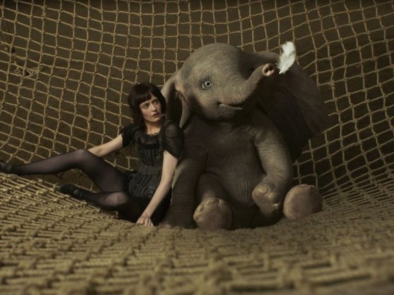 "Dumbo": Die Akrobatin Colette Marchant (Eva Green) mit dem großohrigen Elefantenbaby.. © Disney Enterprises