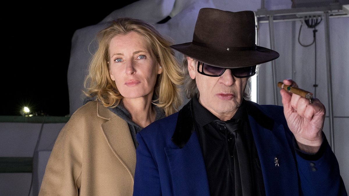 "Tatort: Alles kommt zurück": Charlotte Lindholm (Maria Furtwängler) und Udo Lindenberg treffen aufeinander.. © NDR/Frizzi Kurkhaus