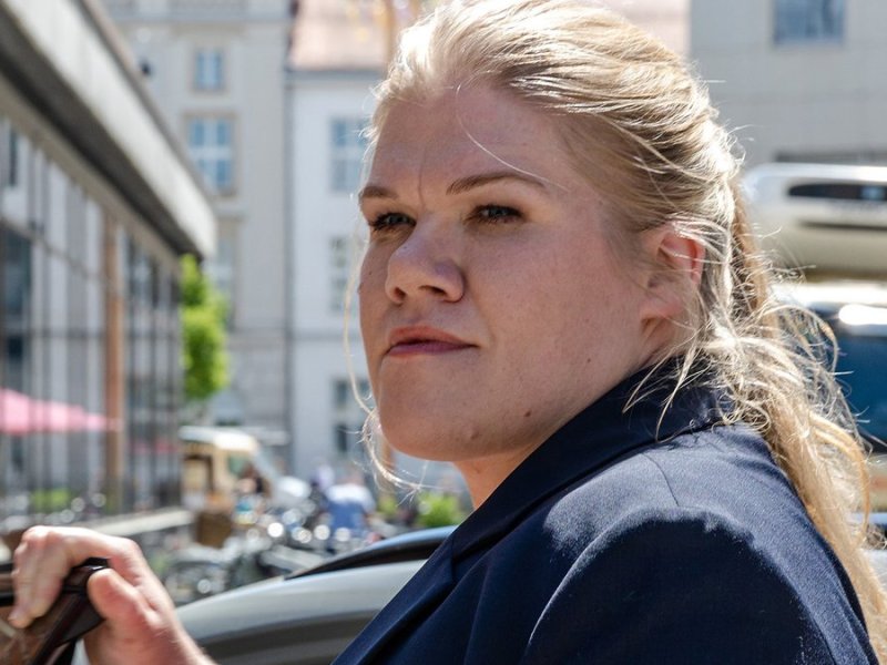 "Polizeiruf 110: Hermann": Kriminalhauptkommissarin Alexandra Luschke (Gisa Flake) unterstützt die Ermittlungen.. © rbb/Maor Waisburd