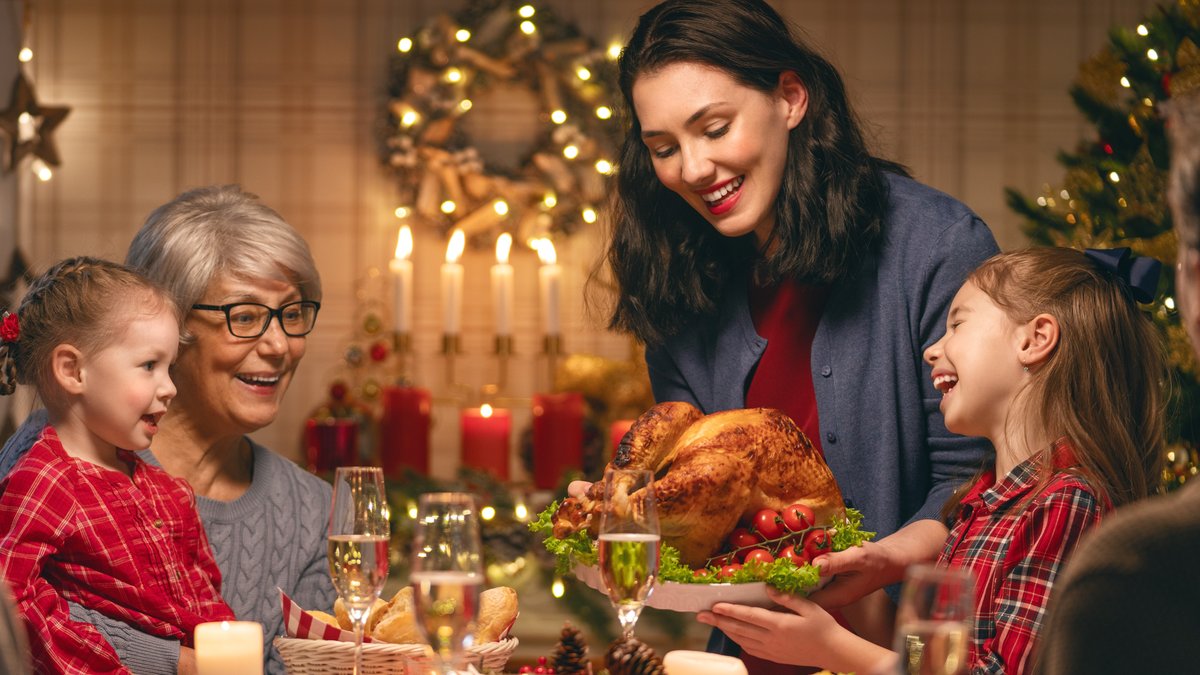 Auf den weihnachtlichen Festschmaus freuen sich Familien das ganze Jahr.. © Yuganov Konstantin/Shutterstock.com