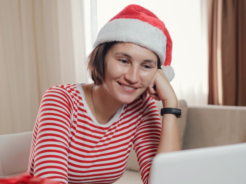 An einer Weihnachtsfeier werden 2021 viele Arbeiterinnen und Arbeiter wohl nur digital teilnehmen.. © Yuriy Seleznev/Shutterstock.com