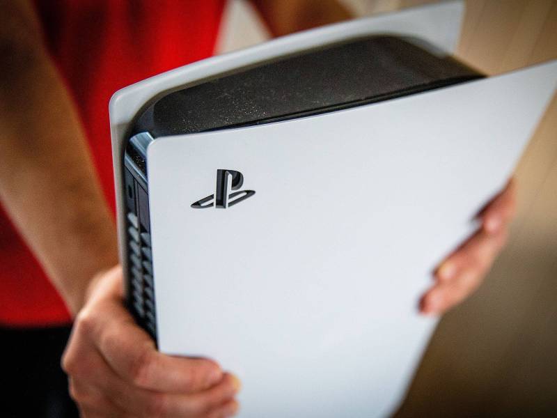 PS5 wird in Händen gehalten