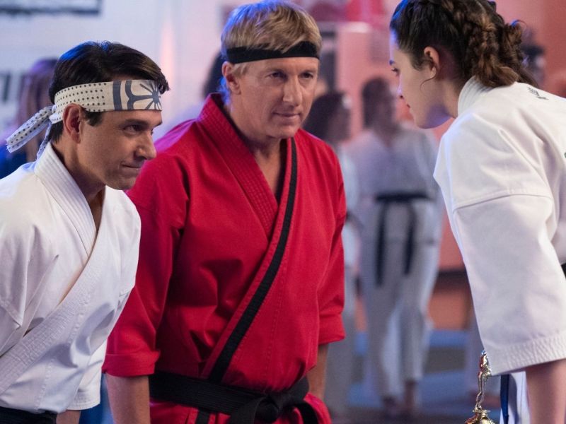 Ralph Macchio als Daniel LaRusso und William Zabka als Johnny Lawrencen in Cobra Kai.