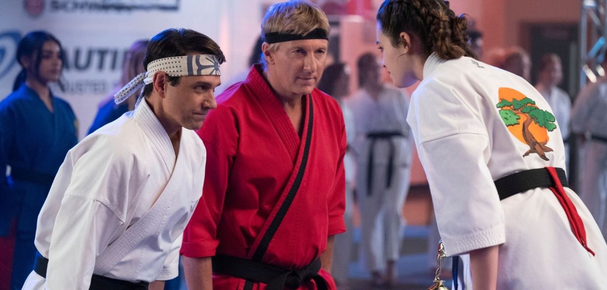 Ralph Macchio als Daniel LaRusso und William Zabka als Johnny Lawrencen in Cobra Kai.