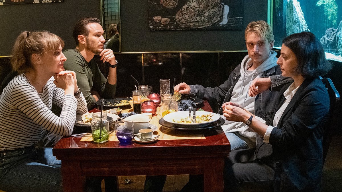 "Tatort: Das Herz der Schlange": Die Hauptkommissarinnen und Hauptkommissare feiern bei einem Abendessen den Abschluss eines Falls: Pia Heinrich (Ines Marie Westernströer