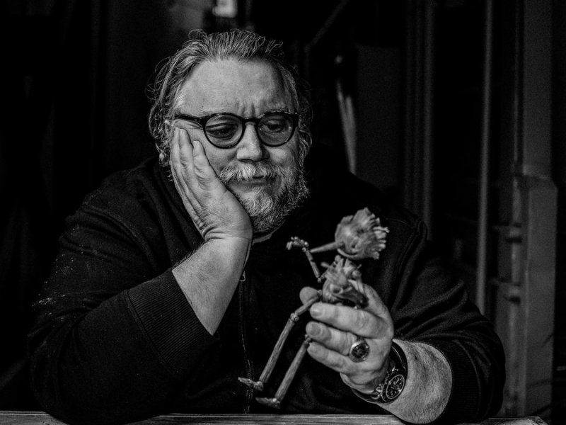 Regisseur Guillermo del Toro mit Pinocchio.. © Cr. mandraketheblack.de/2020 Netflix