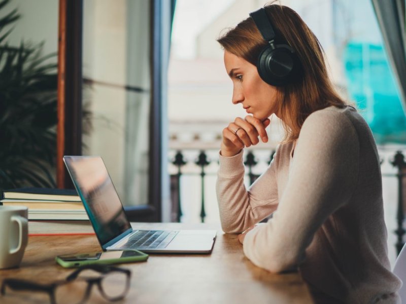 Online-Sprachkurse gibt es für Gruppen oder Einzelpersonen.. © ImYanis/Shutterstock.com