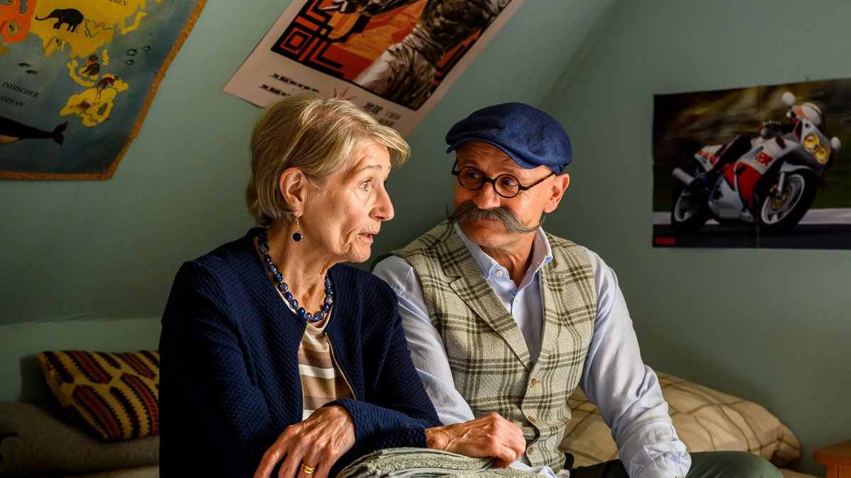 "Horst Lichter - Keine Zeit für Arschlöcher": Horst Lichter (Oliver Stokowski) sitzt gemeinsam mit seiner Mutter Margret (Barbara Nüsse) in seinem alten Kinderzimmer.. © ZDF und Willi Weber