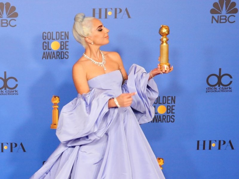 Große Stars in teuren Roben wird es bei den Golden Globes vorerst nicht mehr geben. Hier freute sich Lady Gaga 2019 noch über eine Trophäe.. © Featureflash Photo Agency/Shutterstock.com